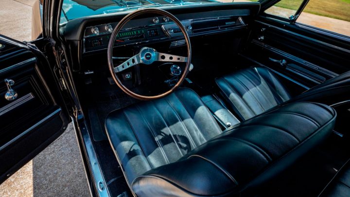 1966-Chevrolet-Chevelle-SS-hardtop-interior-001-Mecum-Auctions-Tuxedo-Black-seats-console-shifter-steering-wheel-dash-720x405